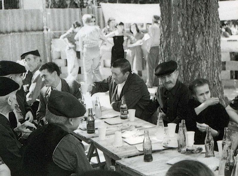 Grupo de jubilados en las fiestas de Salobre (1975)