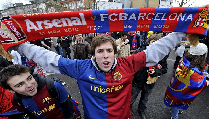 Seguidores del FC Barcelona animan a su equipo en el exterior del estadio Emirates en Londres.