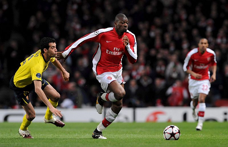 Abou Diaby escapa con el balón del centrocampista del FC Barcelona Sergio Busquets.