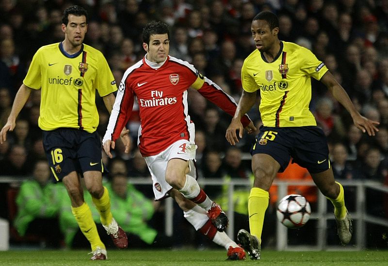 Cesc, entre Busquets y Keita.