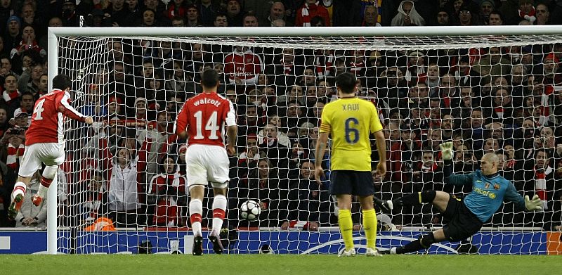 Cesc marca el penalti que culminó la remontada del Arsenal.