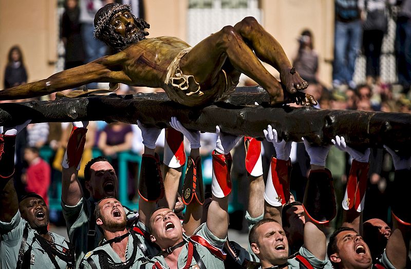 Los legionarios trasladan al Santísimo Cristo de la Buena Muerte