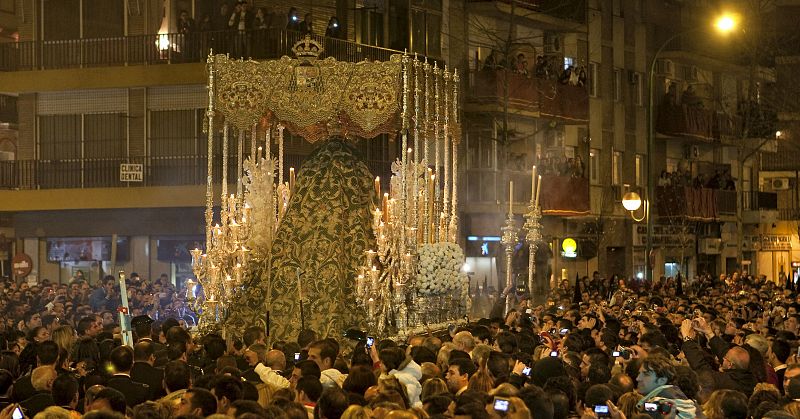 La Virgen de la Esperanza por las calles de Sevilla tras su salida de la Basílica de La Macarena.