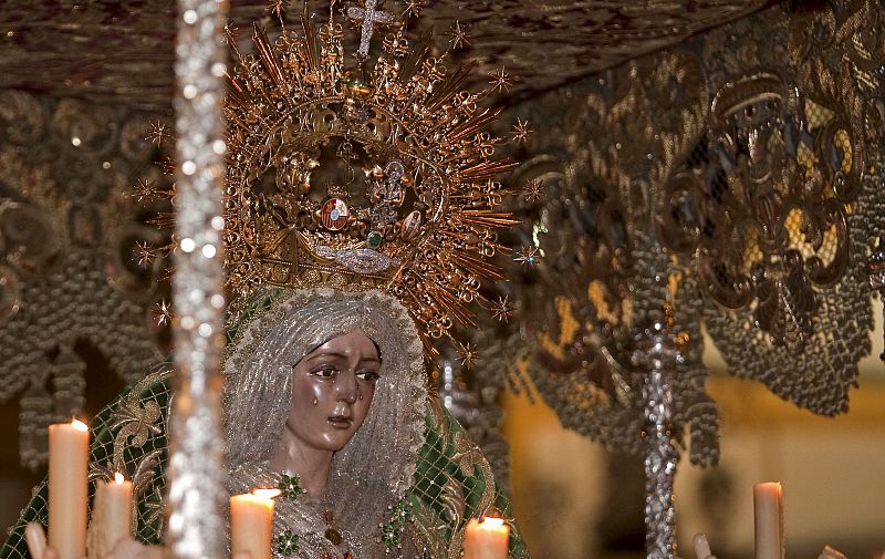 La Virgen de la Esperanza a su salida de la Basílica de La Macarena.