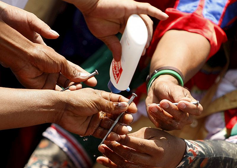 FILIPINOS SE CLAVAN EN LA CRUZ CON MOTIVO DEL VIERNES SANTO