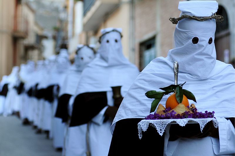 Un grupo de fieles participa en el tradicional vía crucis de Viernes Santo que se celebra en la localidad siciliana de Collesano (Italia), conocido como "La Cerca" ("la búsqueda" en su traducción del italiano).