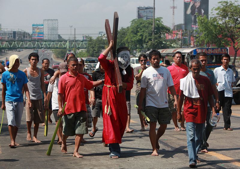 FILIPINOS CELEBRAN EL VIERNES SANTO