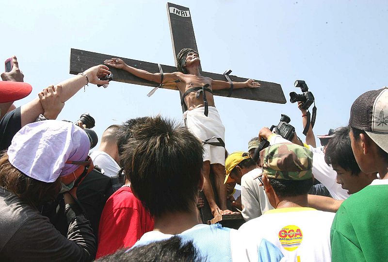 FILIPINOS SE CLAVAN EN LA CRUZ CON MOTIVO DEL VIERNES SANTO