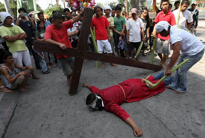 FILIPINOS CELEBRAN EL VIERNES SANTO