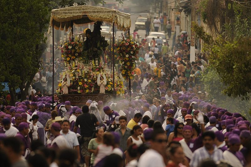 Cientos de personas se amontonan ante los pasos procesionales en la ciudad de Izalco, a unos 65 kilómetros al suroeste de San Salvador, en El Salvador.