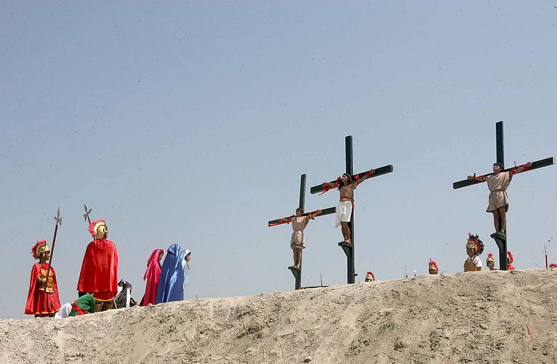 FILIPINOS SE CLAVAN EN LA CRUZ CON MOTIVO DEL VIERNES SANTO