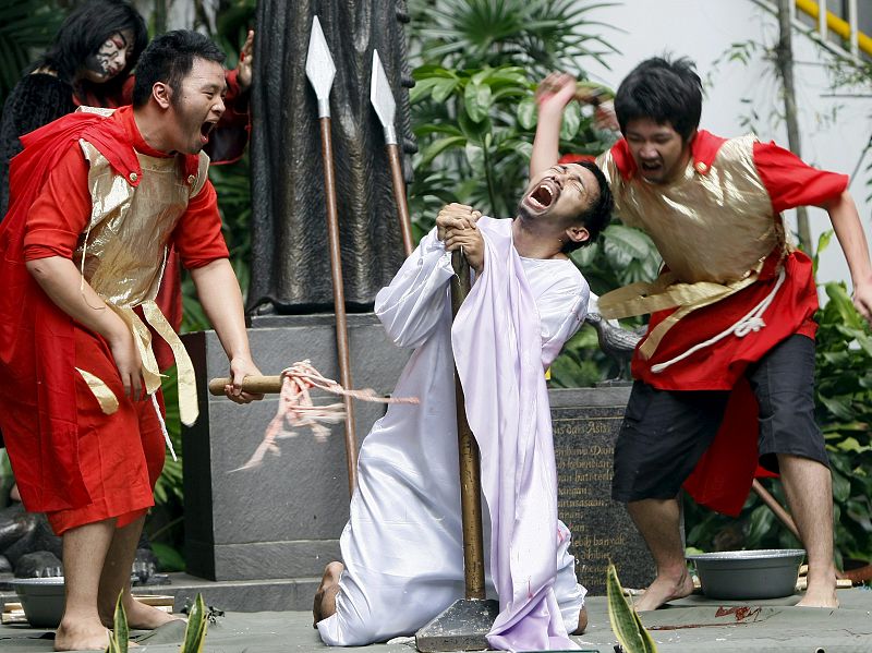 CATÓLICOS CELEBRAN LA SEMANA SANTA EN INDONESIA