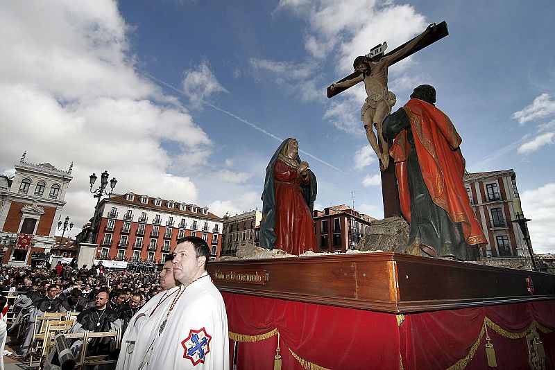 Vista de uno de los pasos que han desfilado durante el tradicional Sermón de las Siete Palabras que cada mañana del Viernes Santo, desde el 7 de abril de 1944, convoca a los ciudadanos de Valladolid a su asistencia en la Plaza Mayor .