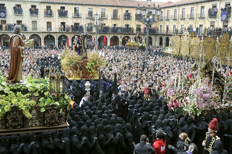 Procesión de los Pasos de León, organizada por la cofradía del Dulce Nombre de Jesús Nazareno, a su llegada a la Plaza Mayor donde se realiza el acto del "Encuentro" entre la Virgen y San Juan.