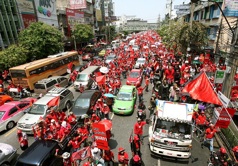 MILES DE TAILANDESES PARALIZAN BANGKOK EN NUEVA MANIFESTACIÓN