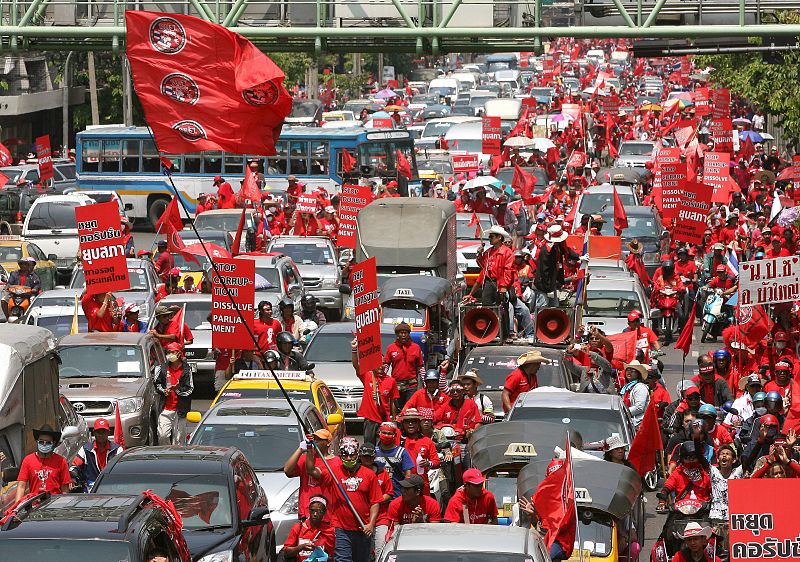 MILES DE TAILANDESES PARALIZAN BANGKOK EN NUEVA MANIFESTACIÓN