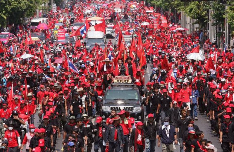 MILES DE TAILANDESES PARALIZAN BANGKOK EN NUEVA MANIFESTACIÓN