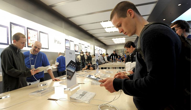 Varias personas prueban el nuevo ordenador tablet de Apple el día de su puesta a la venta en Nueva York