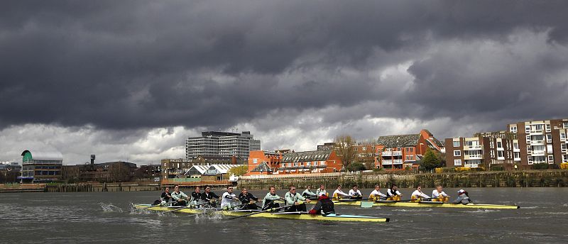 Ambas embarcaciones durante la regata del Támesis