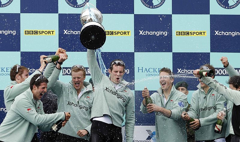 Los miembros del equipo de Cambridge levantan la copa.