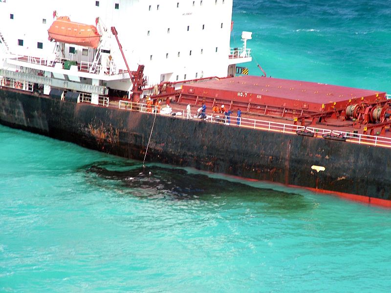 EXPERTOS INTENTAN EVITAR QUE EL BUQUE ENCALLADO CAUSE UN DESASTRE ECOLÓGICO