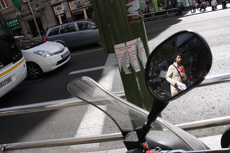 Toni Garrido reflejado en un retrovisor.