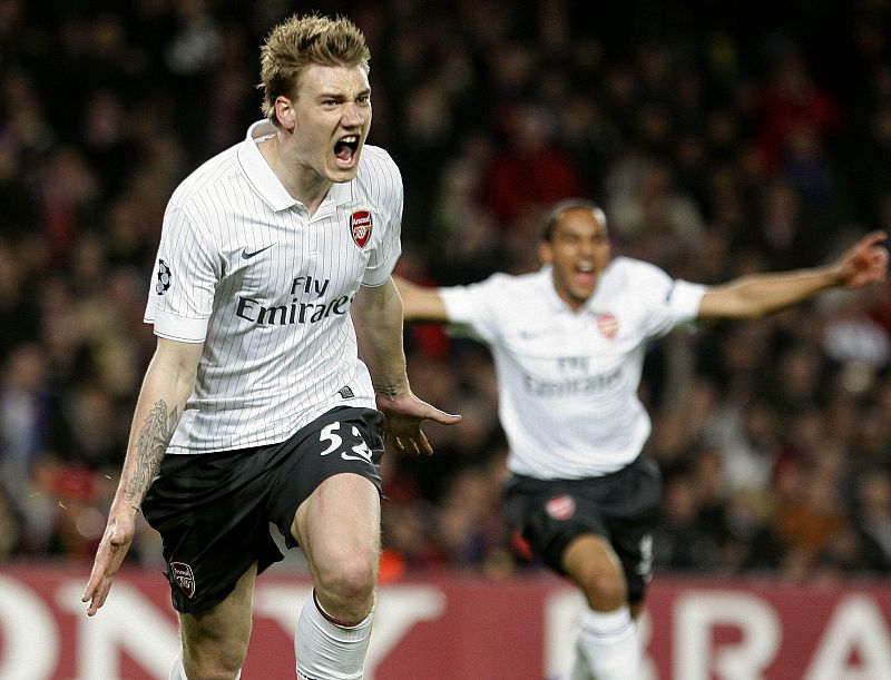 Bendtner celebra el gol que abrió el partido en el Camp Nou.