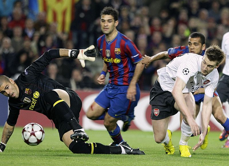 Bendtner supera a Valdés en el gol del Arsenal.