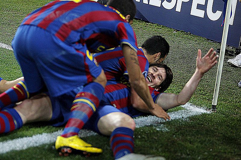 Alves y Pedro tumban a Messi en la celebración de uno de los goles del argentino.