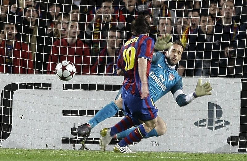 Messi supera a Almunia en su segundo gol en el Camp Nou.