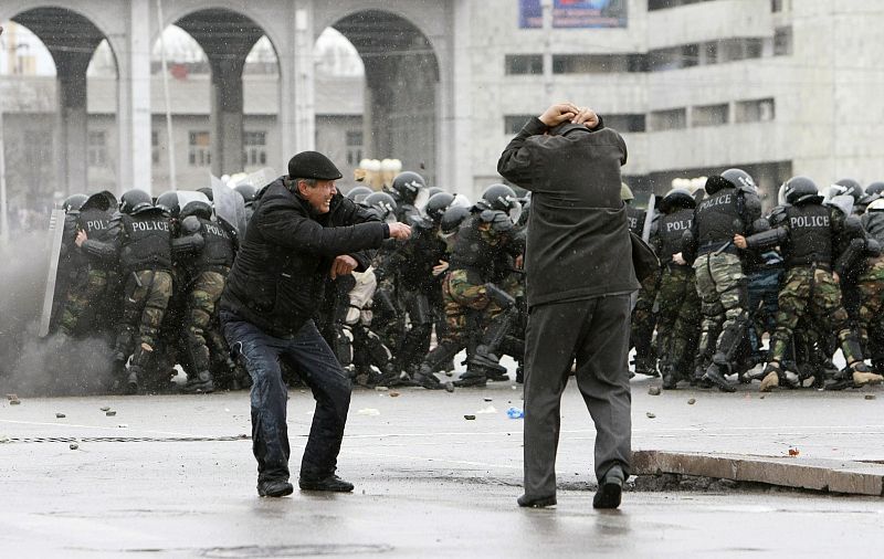 Las tropas kirguís abren fuego contra los manifestantes anti-gubernamentales.