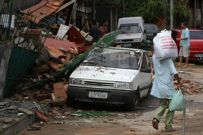 Una persona camina junto a los estragos de un deslizamiento en Morro da Caixa Dágua, en la ciudad de Niteroi