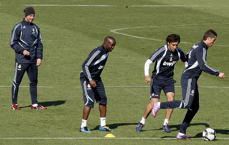 Cristiano Ronaldo (d) y Raúl González (2d) disputan un balón ante José María Gutiérrez 'Guti' (i) y Lass Diarrá