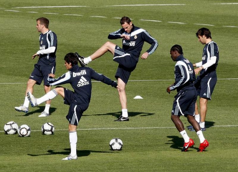 Los jugadores del Real Madrid durante el entrenamiento.