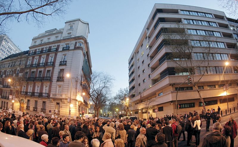 Alrededor de 300 personas se han concentrado para apoyar al juez, investigado por un presunto delito de  prevaricación.