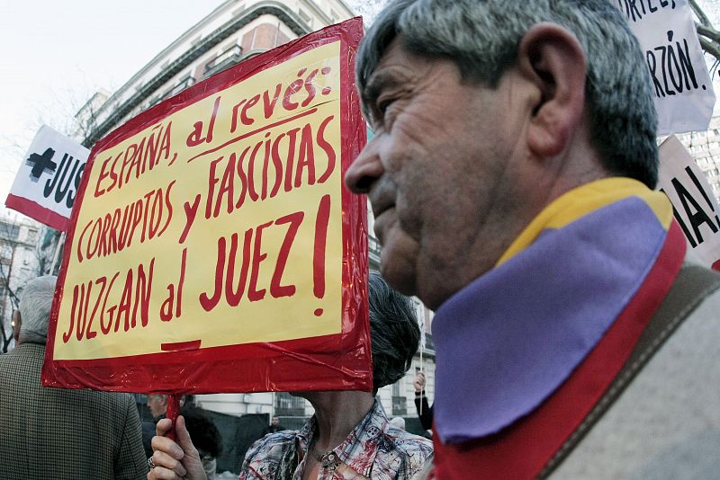 Detalle de una de las pancartas que varias personas han portado durante la manifestación