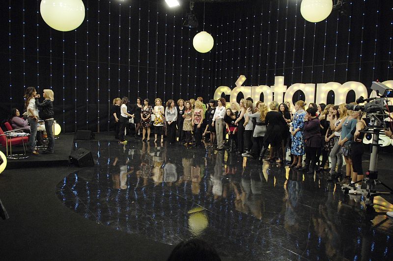 Las candidatas calientan sus voces antes de cantar ante Alicia Areque