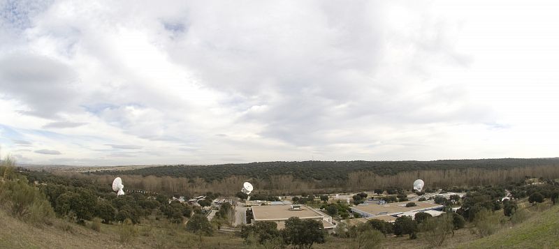 Las enormes antenas del Centro Europeo de Astronomía Espacial (ESAC). Blancas y relucientes destacan sobre un paisaje verde oliva y rocoso de la sierra de Guadarrama.
