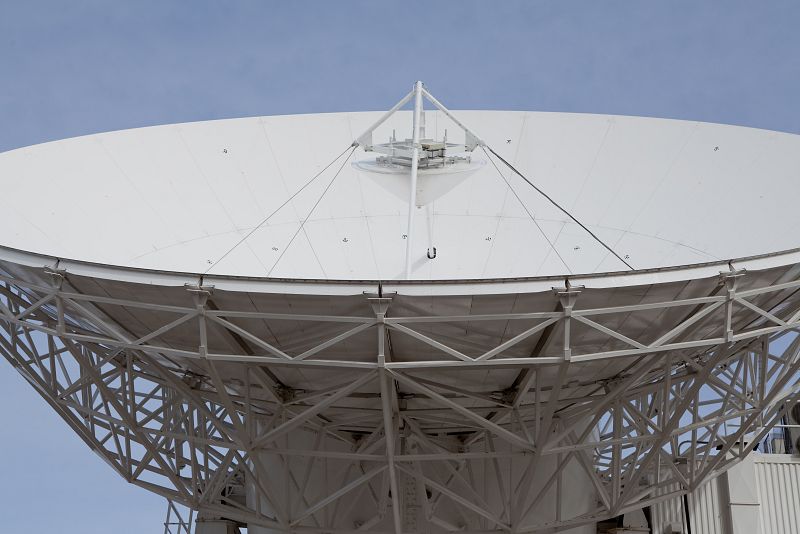 Las antenas vistas de cerca son poco impresionantes. Vemos el pie y los engranajes. Eso sí, en cuanto nos alejamos unos metros y volvemos a ver el plato apuntando al cielo recuperamos la emoción.