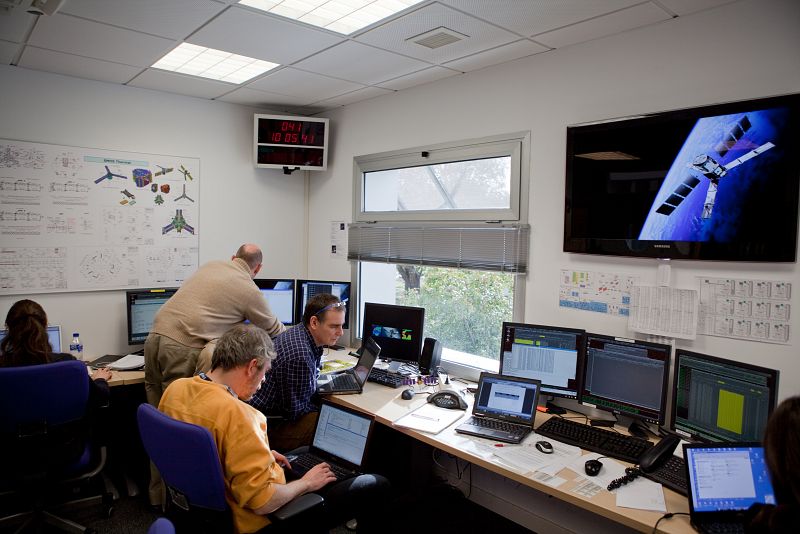 Nos encontramos a los científicos en plena conversación vía telefónica con sus compañeros ubicados en Alemania. Intercambian impresiones sobre los datos recibidos. La señal de SMOS, siglas de Satélite de Humedad terrestre y Salinidad en los Océanos,