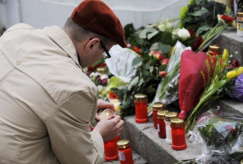 MUESTRAS DE DOLOR FRENTE A LA EMBAJADA POLACA EN BERLÍN (ALEMANIA)