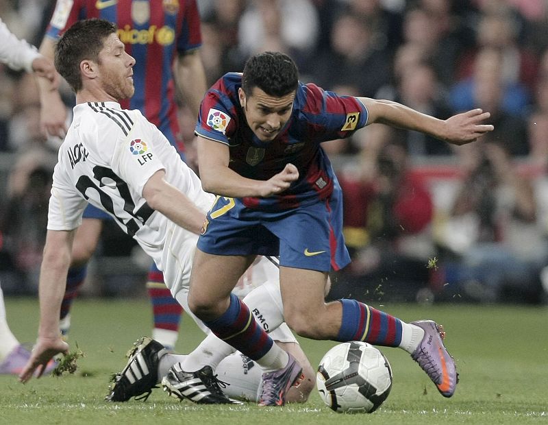 Xabi Alonso tuvo mucho trabajo en defensa. En la imagen, Pedro, autor del segundo gol del Barça, le regatea.