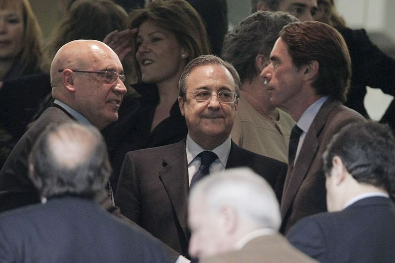 El presidente del Senado, Javier Rojo, saluda al ex presidente del Gobierno José Mª Aznar  ante el presidente del Real Madrid, Florentino Pérez , en el palco.