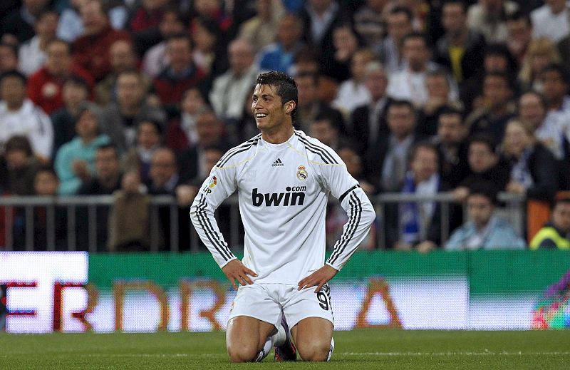 El delantero portugués del Real Madrid, Critiano Ronaldo, gesticula durante el partido correspondiente a la trigésimo primera jornada de Liga disputado frente al FC Barcelona en el estadio Santiago Bernabéu de Madrid.