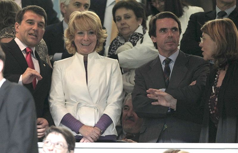 El presidente del FC Barcelona, Joan Laporta; la presidenta de la Comunidad de Madrid, Esperanza Aguirre y el ex presidente del Gobierno José Mª Aznar, de izda a dcha, en el palco durante el partido correspondiente a la trigésimo primera jornada de L