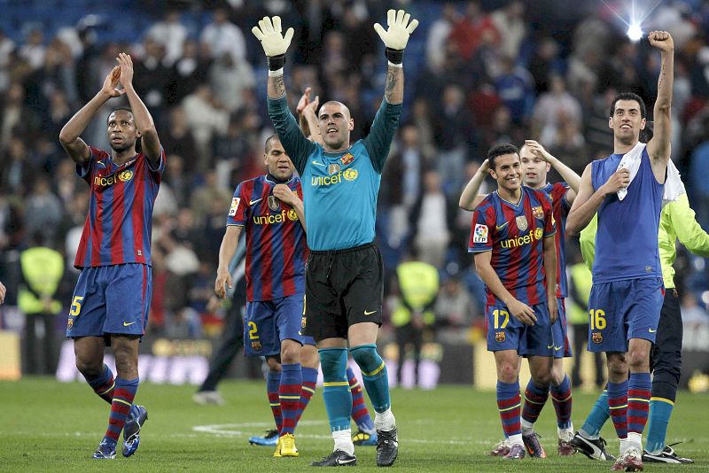 Los jugadores del FC Barcelona saludan a sus aficionados celebrando la victoria frente al Real Madrid por 0-2