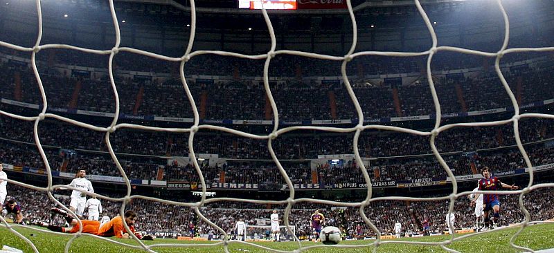 El portero del Real Madrid Iker Casillas (suelo) encaja el segundo gol del FC Barcelona materializado por el delantero Pedro Rodríguez
