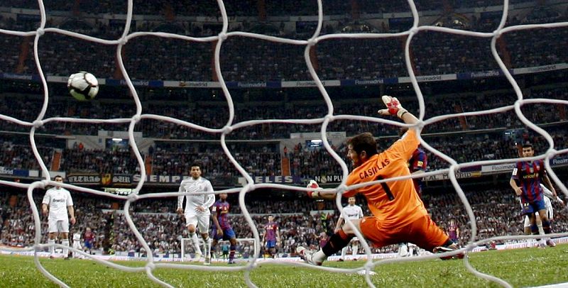 Iker Casillas ante el disparo de Messi que supuso el 0-1 en la primera parte.