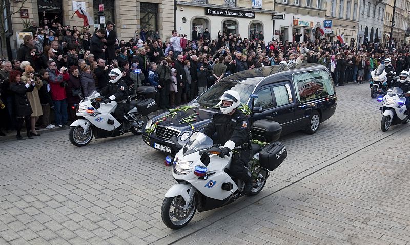 El coche fúnebre con el ataud del presidente Kaczynski circula por las calles de Varsovia.