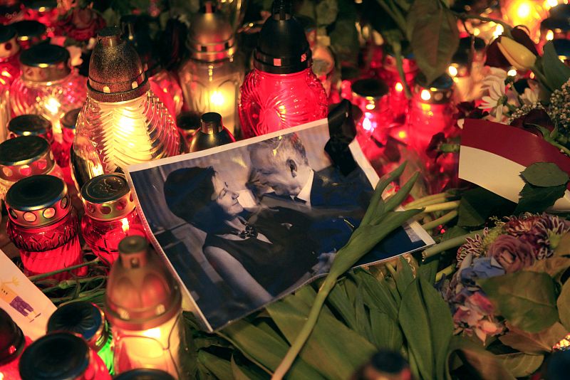 Una fotografía de Lech Kaczynski y su mujer Maria, rodeada de velas y flores en el palacio presidencial.